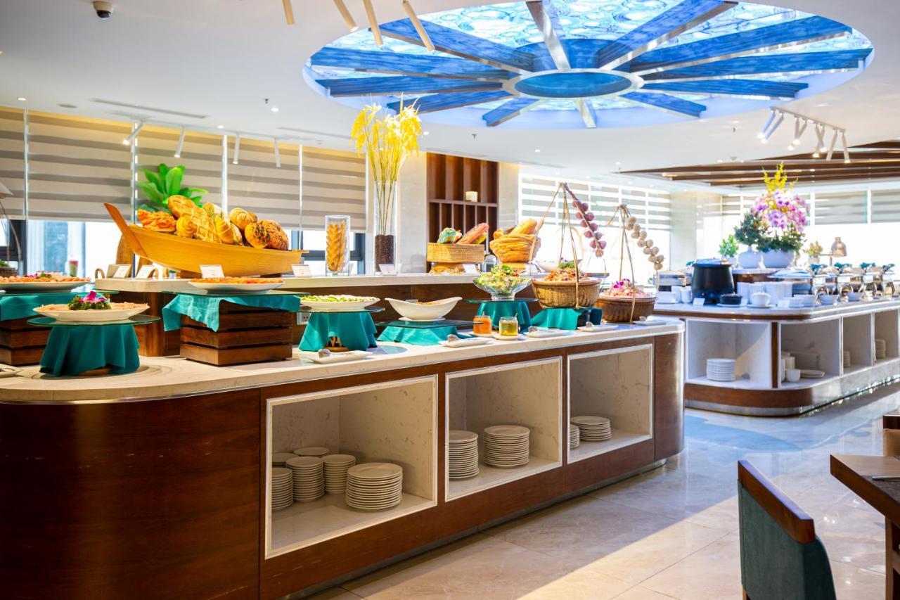 Maximilan Danang Beach Hotel Extérieur photo