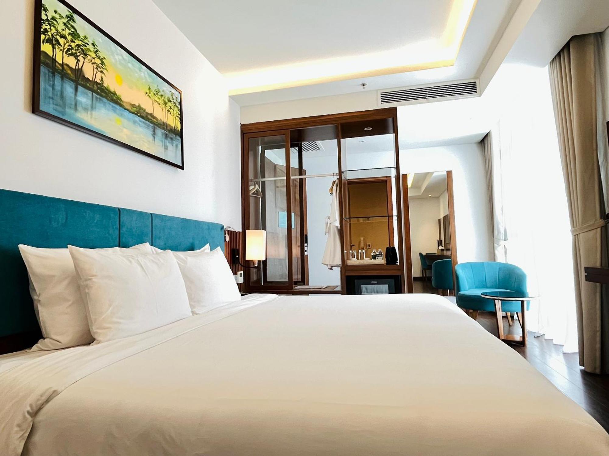 Maximilan Danang Beach Hotel Extérieur photo