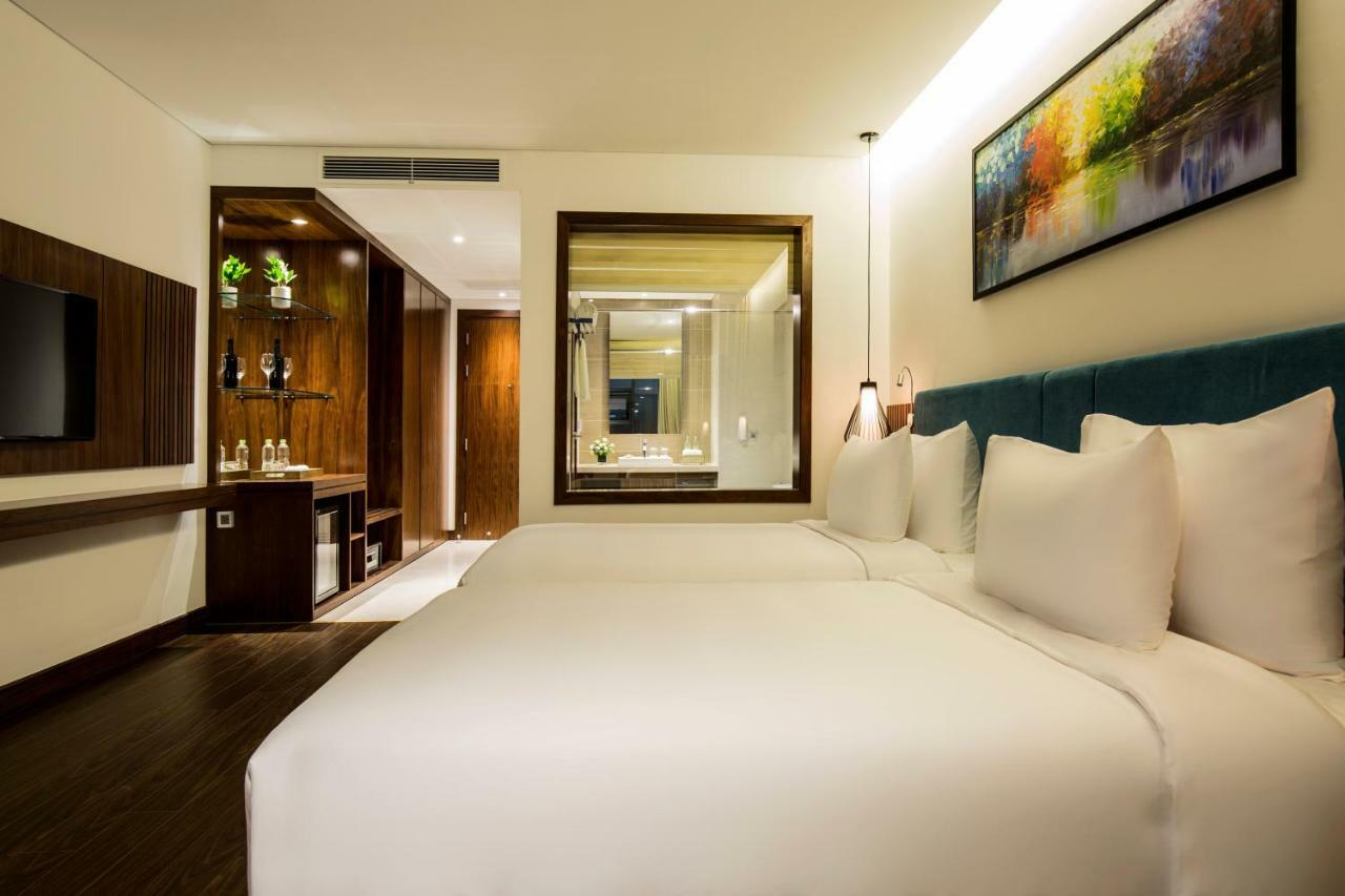 Maximilan Danang Beach Hotel Extérieur photo