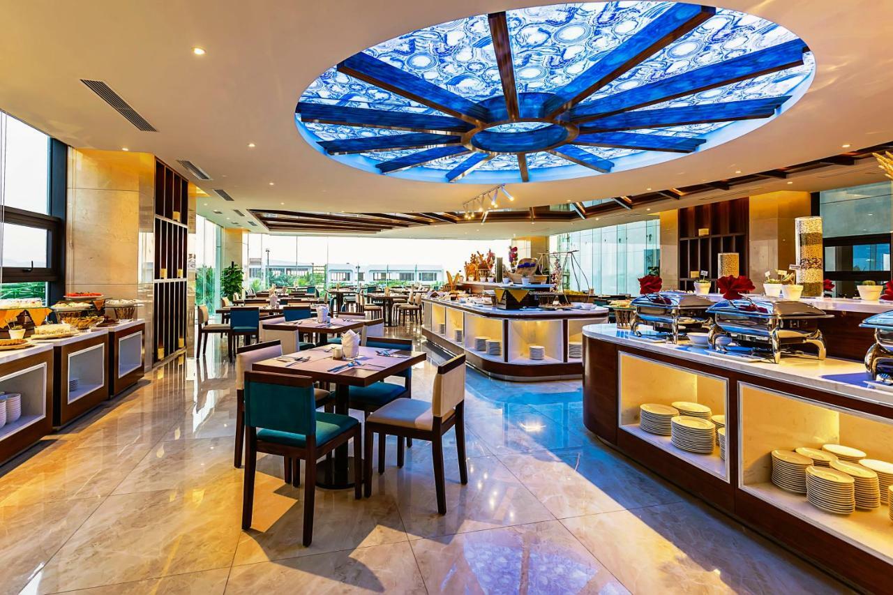 Maximilan Danang Beach Hotel Extérieur photo