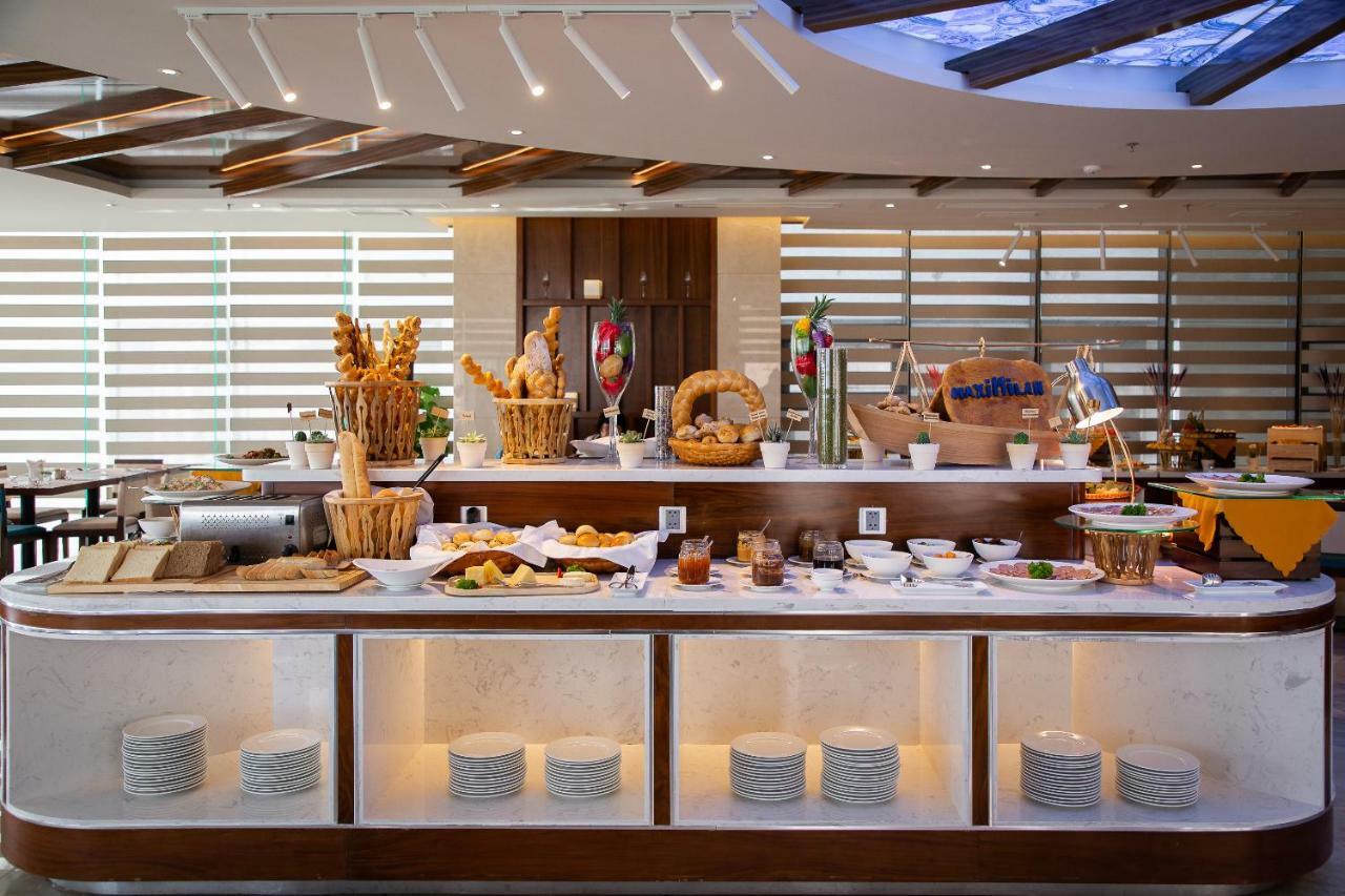 Maximilan Danang Beach Hotel Extérieur photo