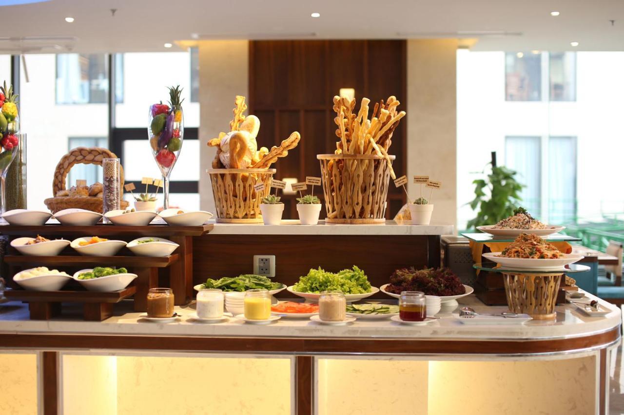 Maximilan Danang Beach Hotel Extérieur photo